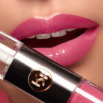 „111 Satin Pink Camellia” dvipusiai lūpų dažai