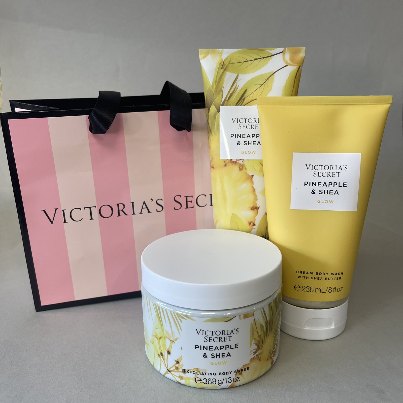 Dovanų rinkinys „Pineapple & Shea” originaliame Victoria’s Secret maišelyje