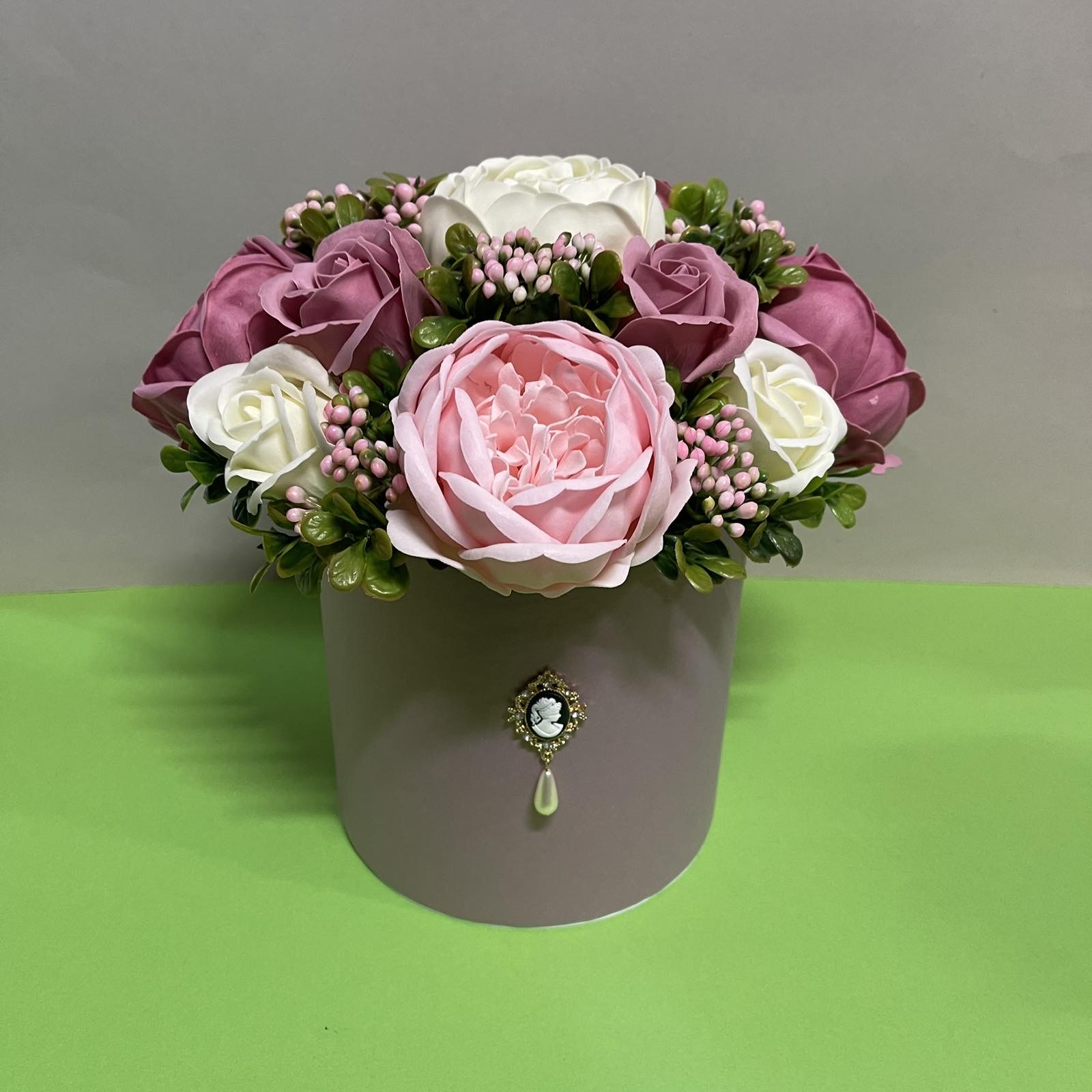 Muilo gėlių puokštė „Bijūnai ir rožės”