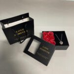 Muilo gėlių dėžutė „Love Forever” su išskirtiniu pakabuku (juoda)