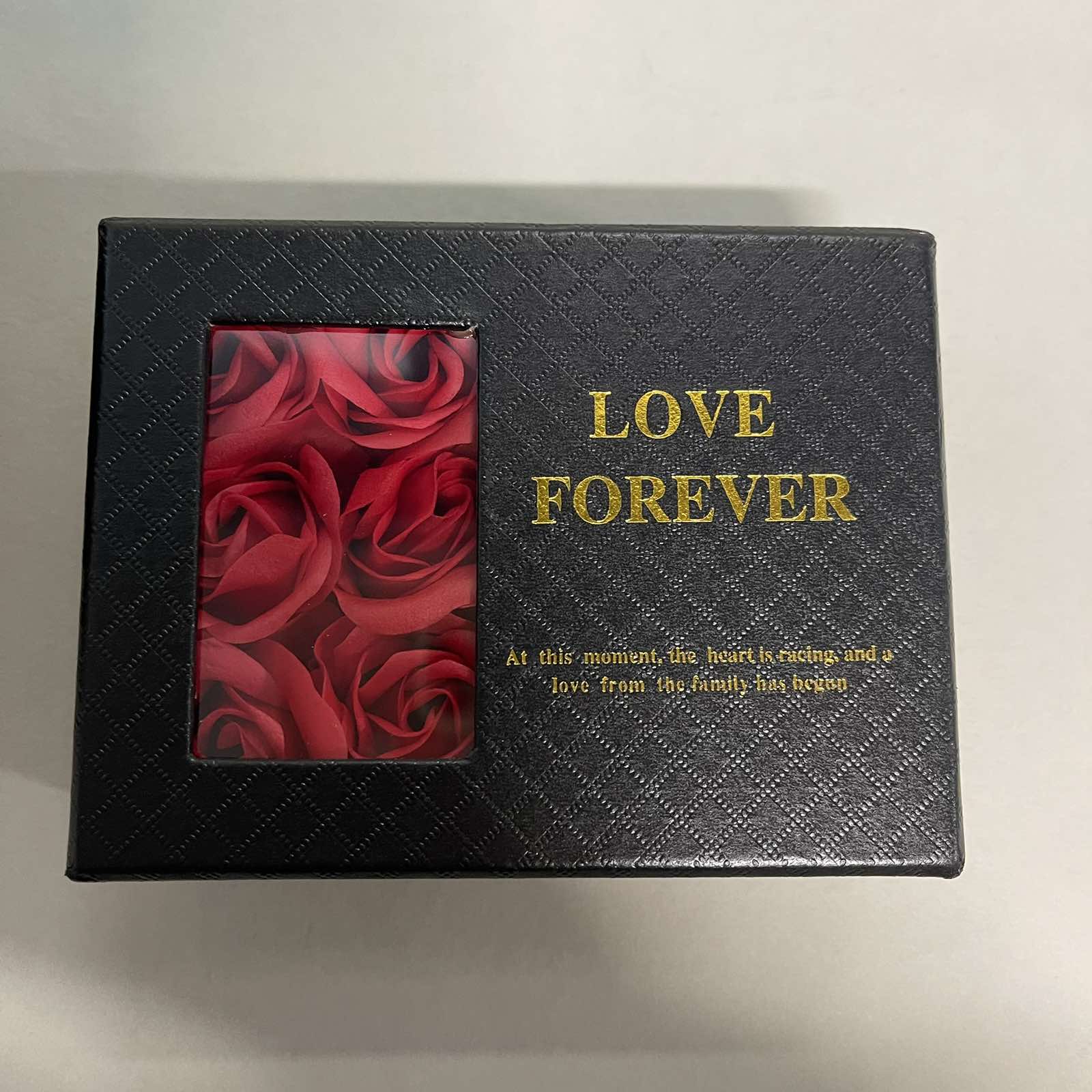 Muilo gėlių dėžutė „Love Forever” su išskirtiniu pakabuku (juoda)-2