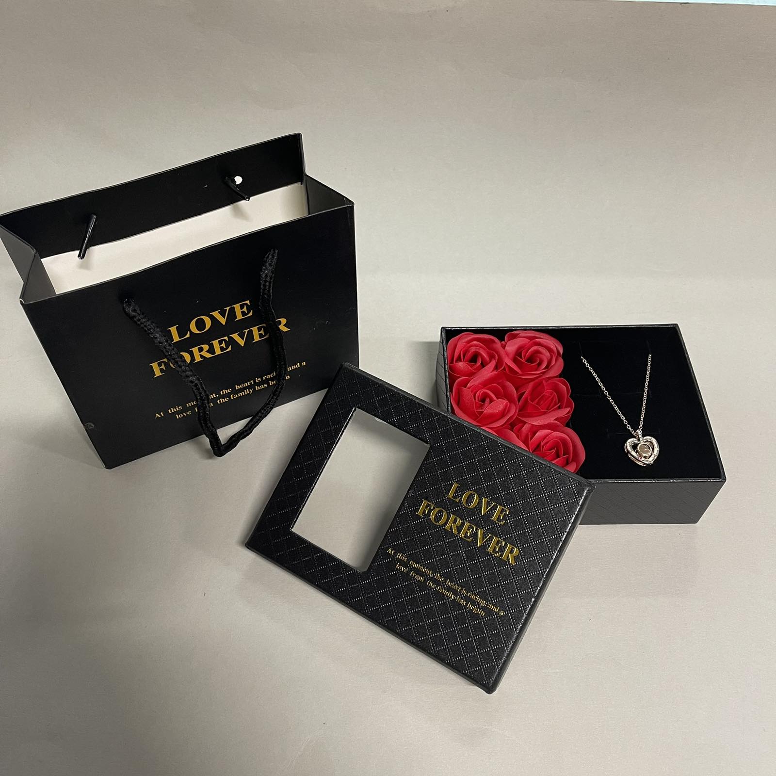Muilo gėlių dėžutė „Love Forever” su išskirtiniu pakabuku (juoda)