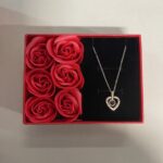 Muilo gėlių dėžutė „Love Forever” su išskirtiniu pakabuku (raudona)-1