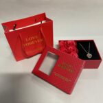 Muilo gėlių dėžutė „Love Forever” su išskirtiniu pakabuku (raudona)