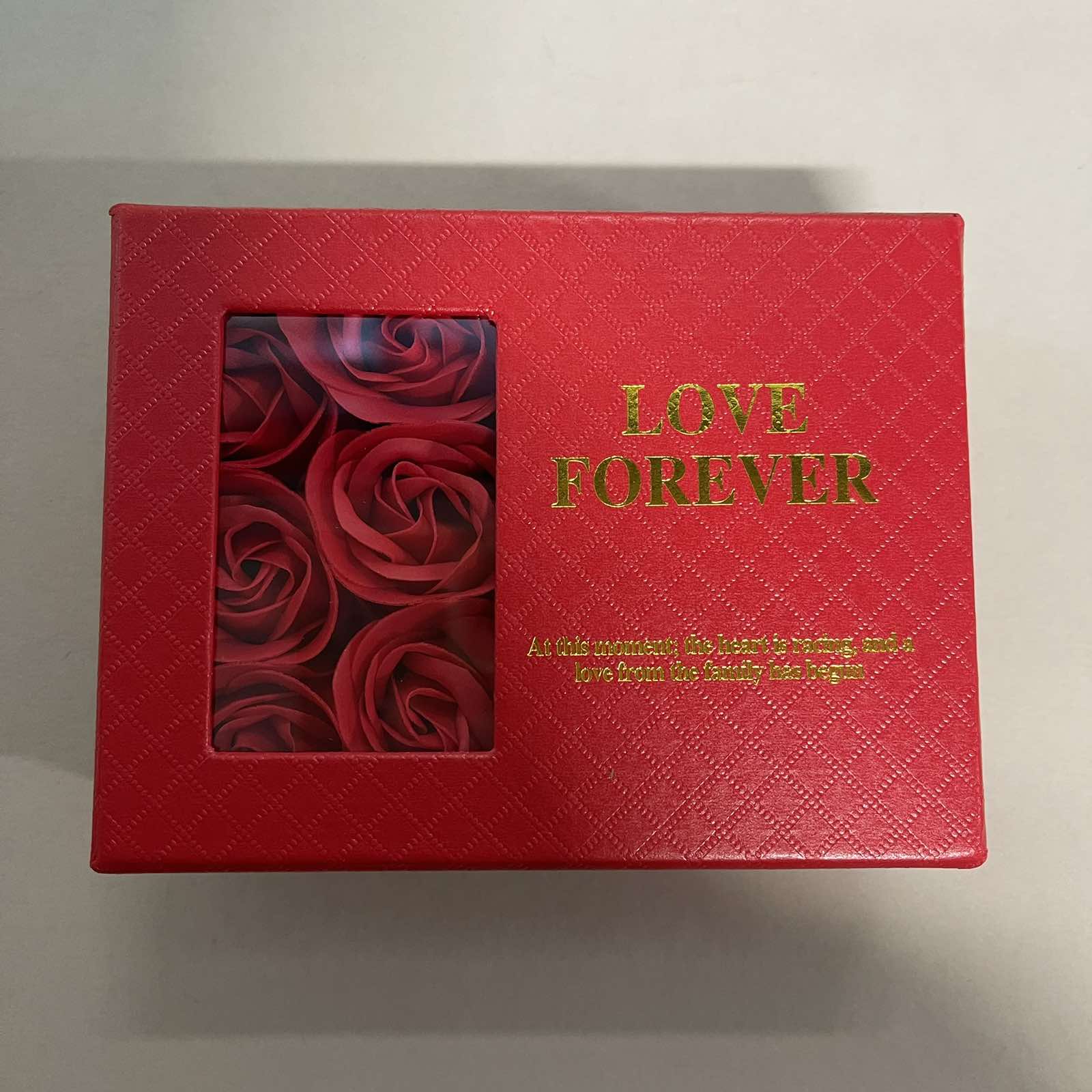 Muilo gėlių dėžutė „Love Forever” su išskirtiniu pakabuku (raudona)-2