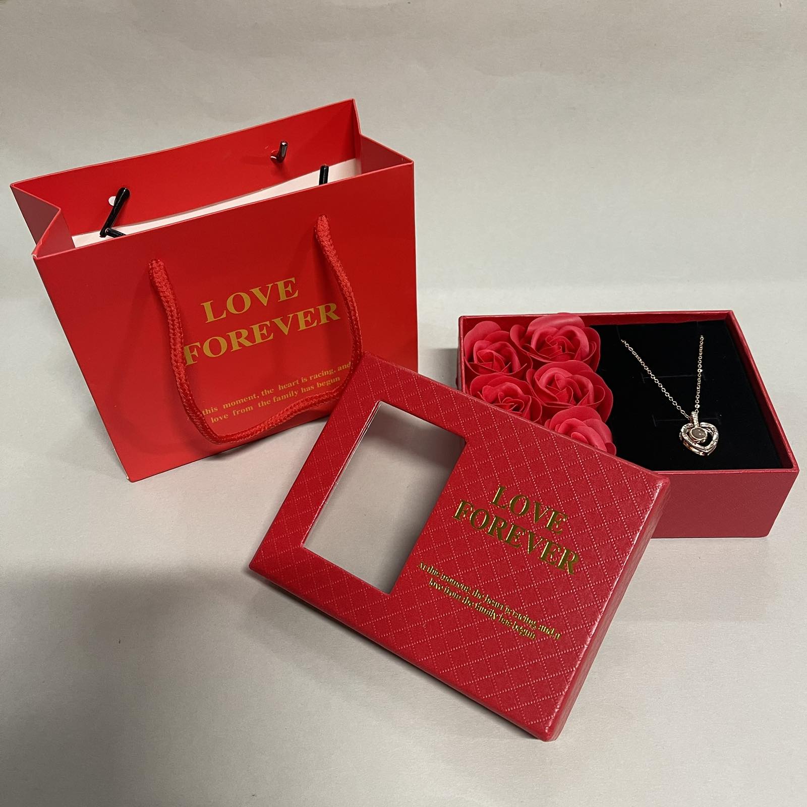 Muilo gėlių dėžutė „Love Forever” su išskirtiniu pakabuku (raudona)