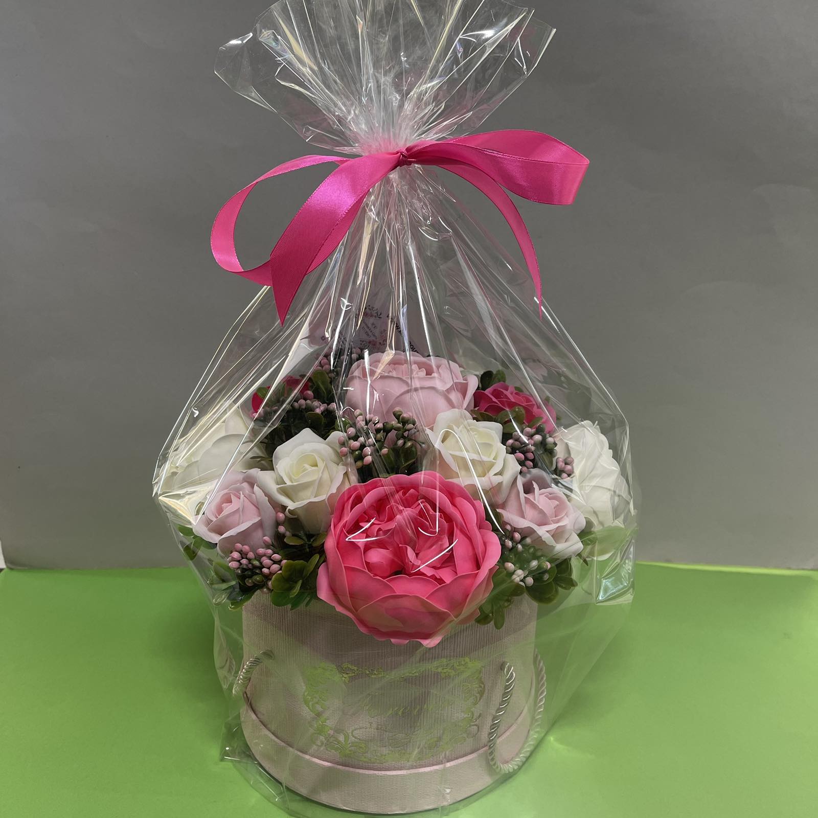 Muilo gėlių puokštė „Rožinė dėžutė”